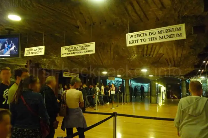 ヴィエリチカ岩塩坑の出口・ミュージアム参加の列