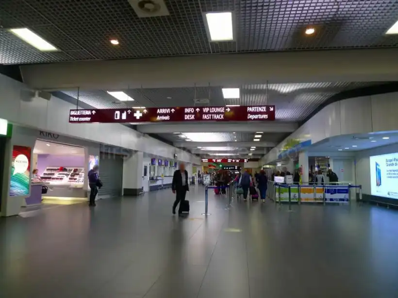 ミラノ ベルガモ空港 のセキュリティチェック入口付近