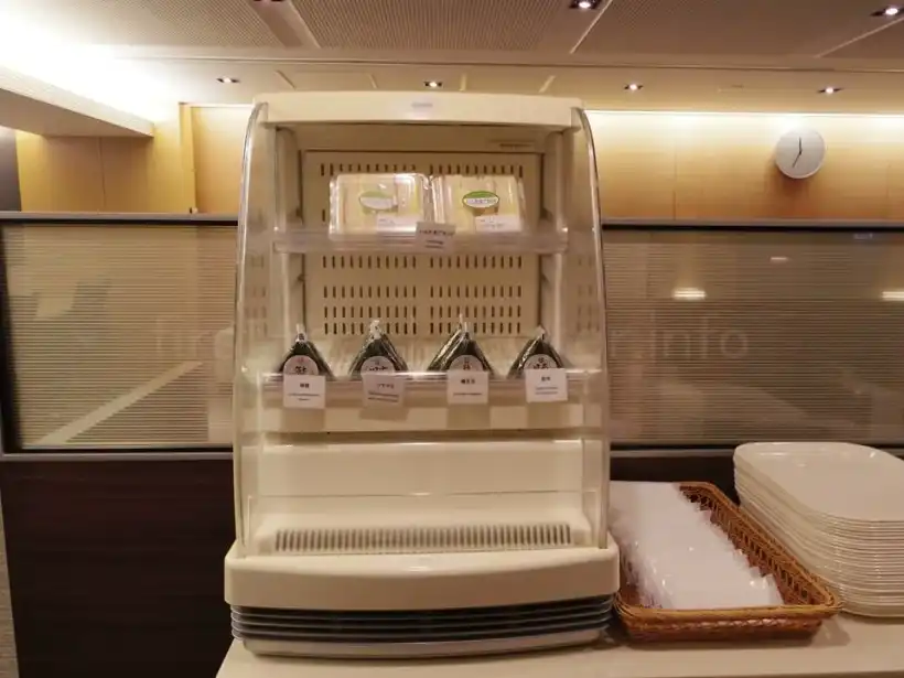 中部国際空港・国際線のグローバルラウンジのおにぎりとサンドイッチ