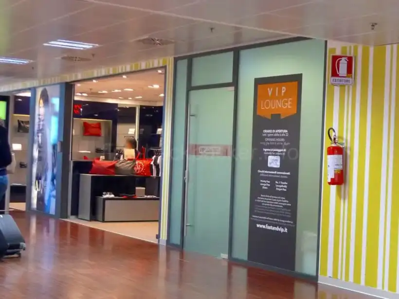 ミラノ ベルガモ空港VIP Lounge SACBOの入り口ドア