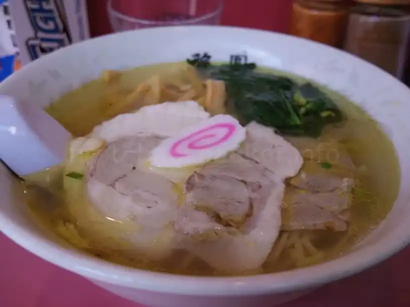 函館大門横町の龍鳳の黄金塩ラーメン