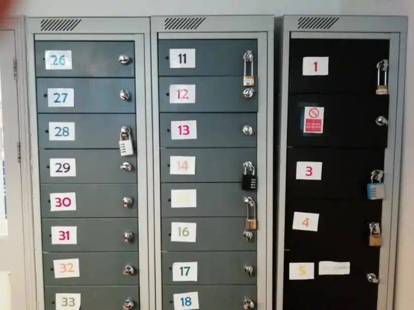ユースホステルの、貴重品用のロッカー