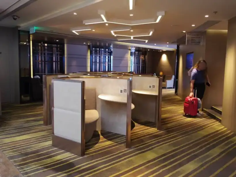 香港国際空港・ウエストホール・プラザ・プレミアム・ラウンジの個別ワークスペース