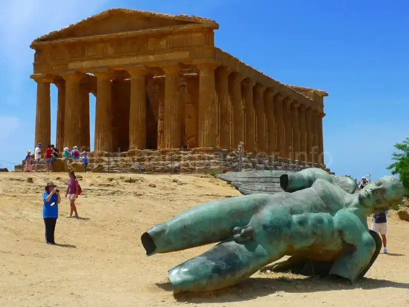 ジョーヴェ・オリンピコ神殿のイカロスの銅像