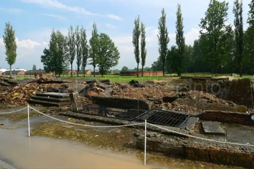 ビルケナウのガス室破壊跡