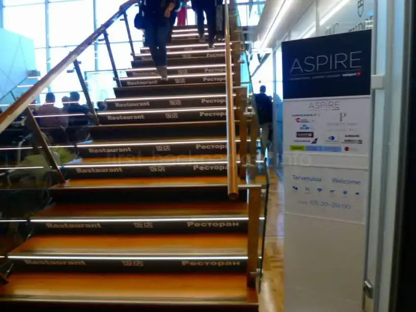 ヘルシンキ ヴァンター国際空港Aspire Loungeへの27番ゲートの階段