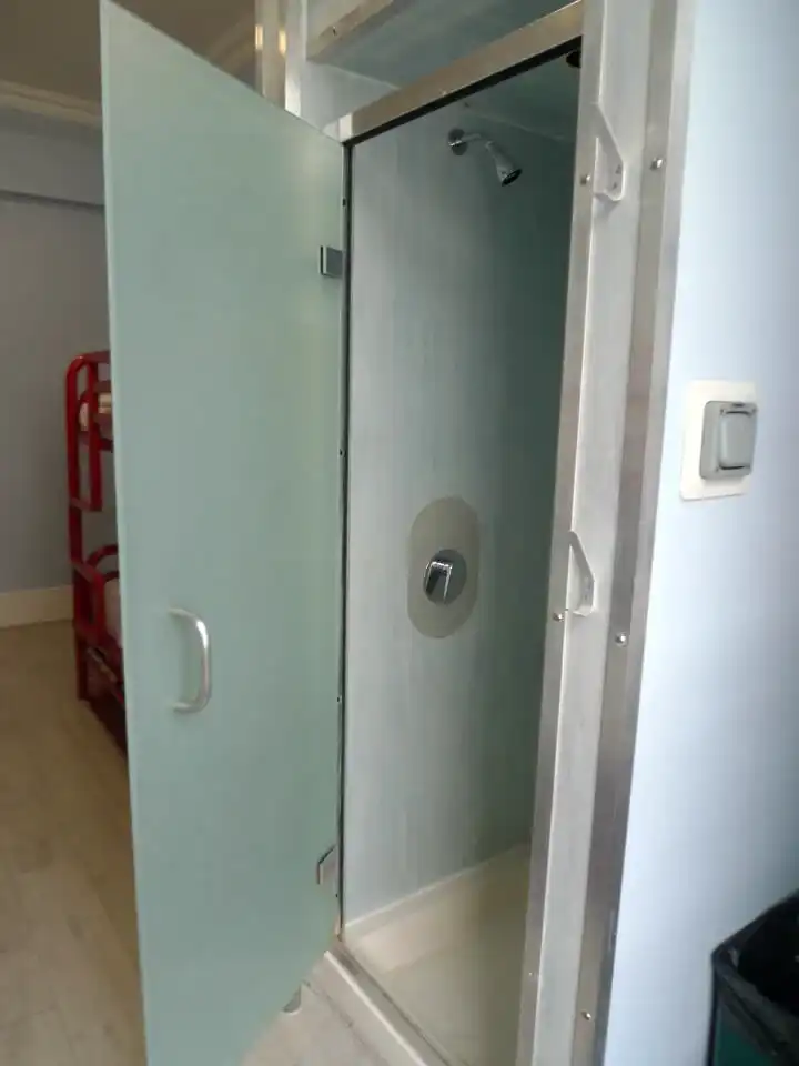 ユースホステルのシャワールーム