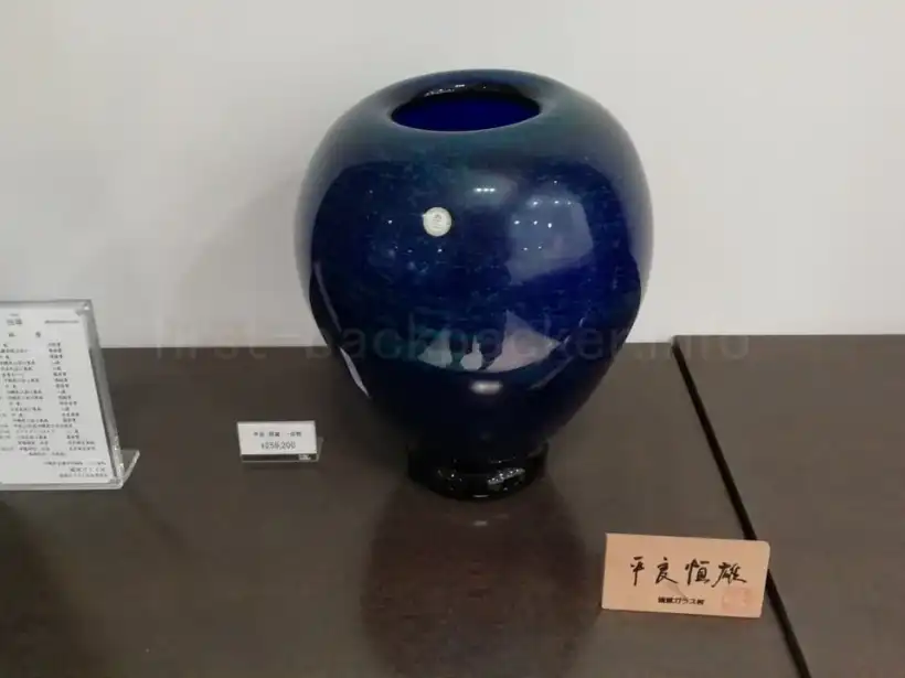 那覇空港のラウンジ華・琉球ガラスの展示