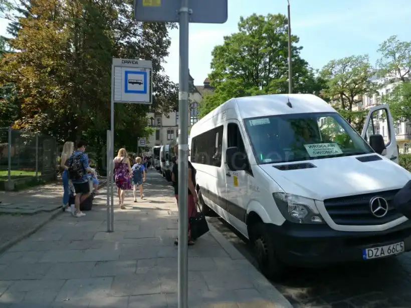 ヴロツワフからシフィドニツァ行きのバス