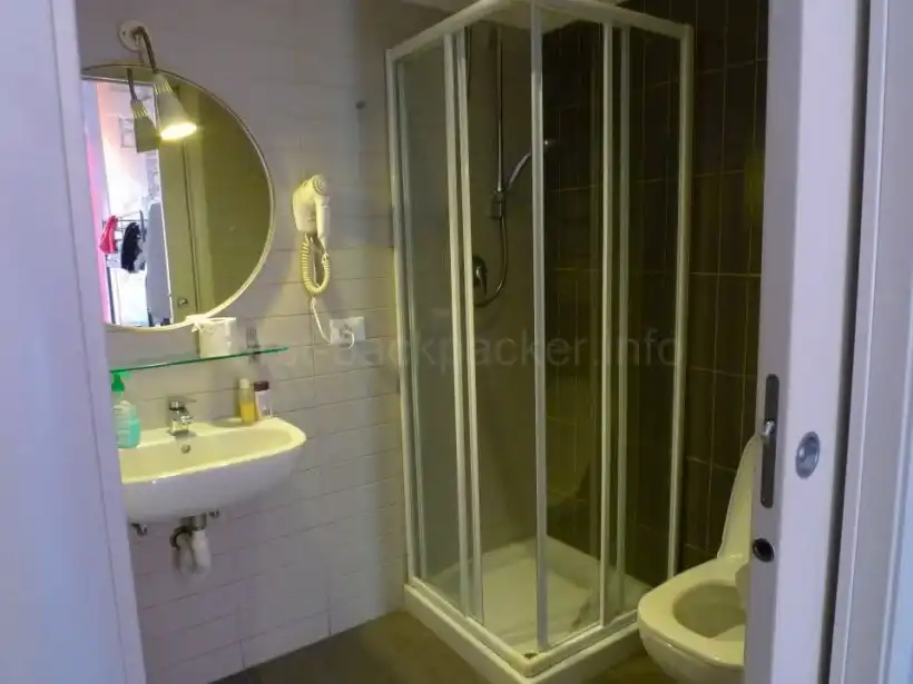 シラクーサLOL hostelの女子ドミトリーのバスルーム