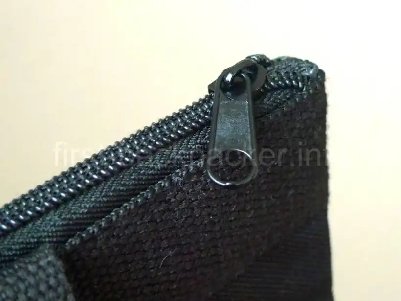 ZUCCa 2WAY BACKPACK BOX BOOKのジッパー