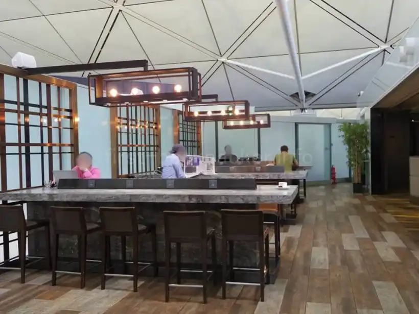 香港国際空港・ウエストホール・プラザ・プレミアム・ラウンジのカウンターワークスペース