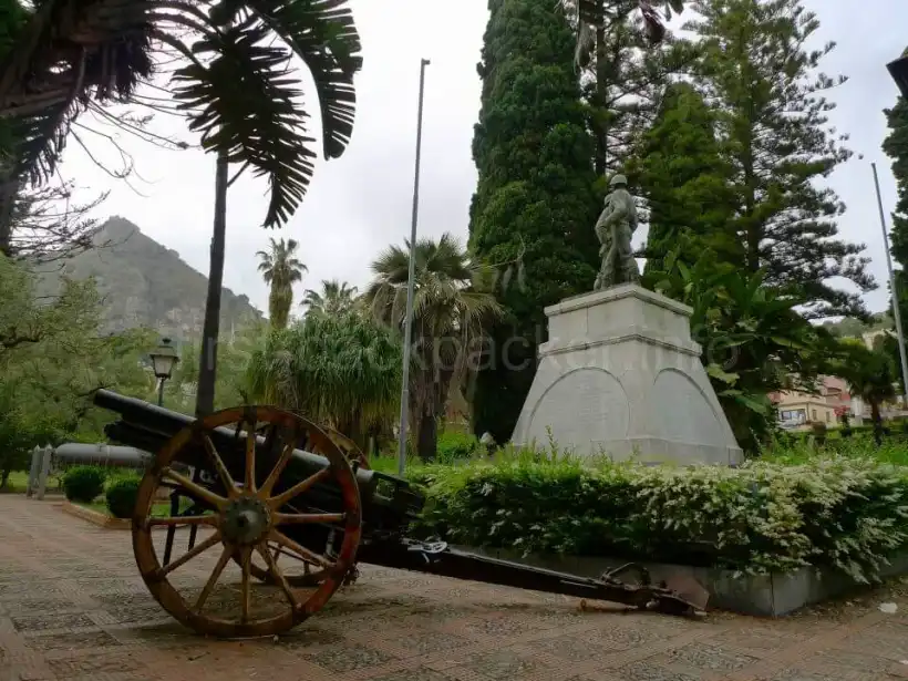 イタリア・タオルミーナのパブリック・ガーデンの記念碑