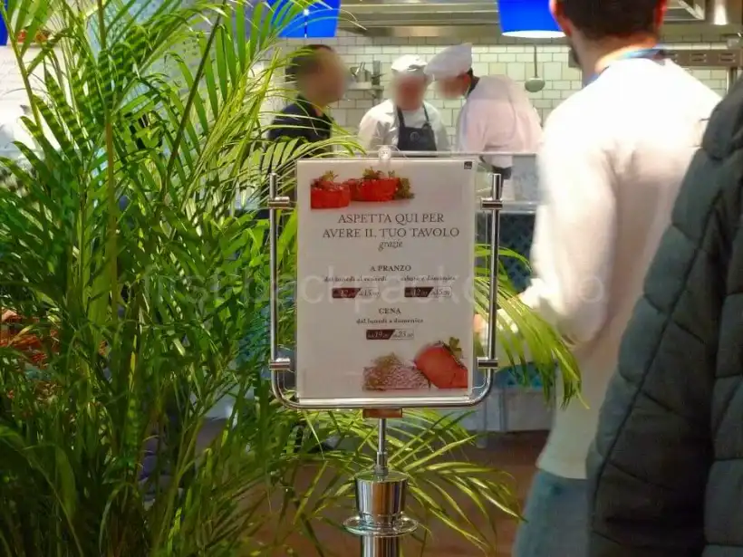 ミラノのEATALYの2階のレストランで順番待ち