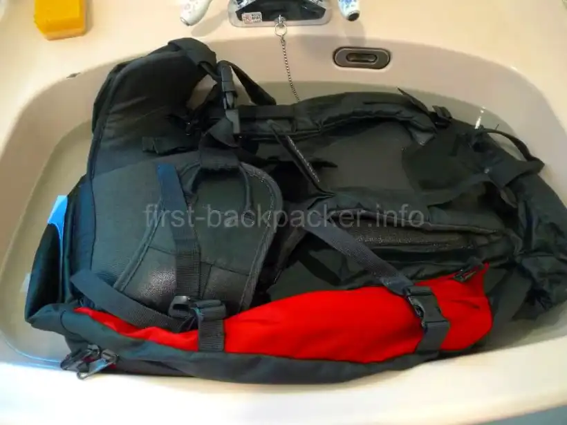 バックパックをつけ置き洗い