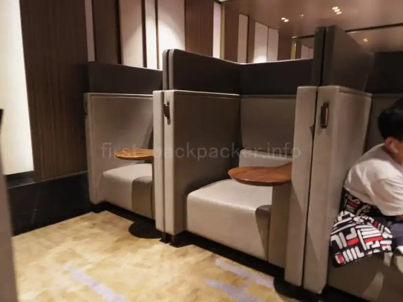 香港国際空港・イーストホール・プラザ・プレミアム・ラウンジの一人用ソファ