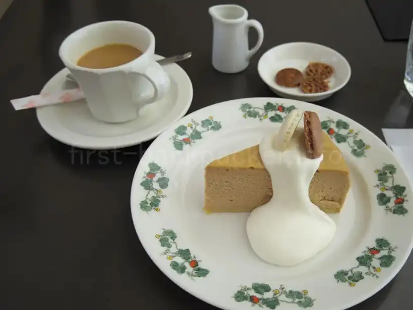 六花亭・五稜郭店のケーキとコーヒー