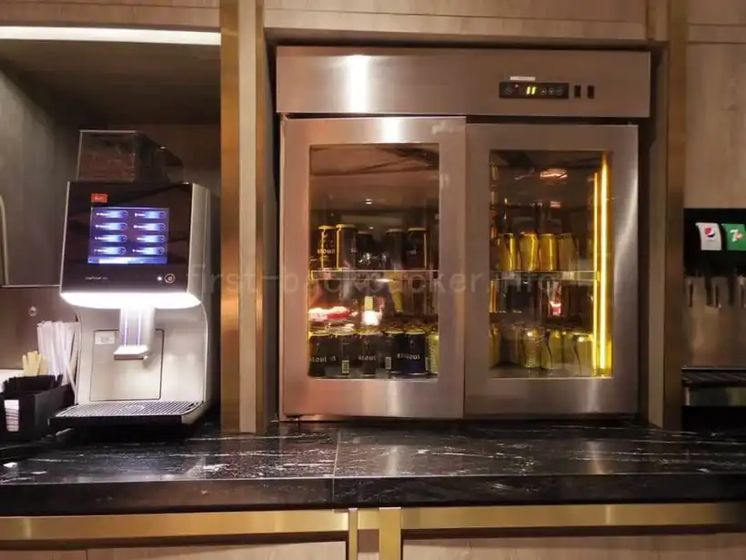香港国際空港・イーストホール・プラザ・プレミアム・ラウンジの缶ビール・コーヒーマシン
