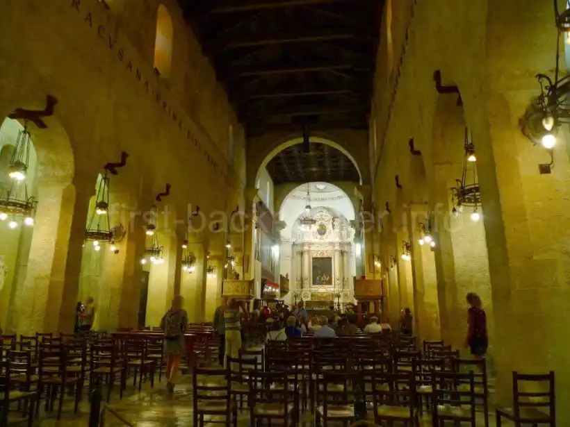 シラクーサの旧市街（オルティージャ島）のカテドラルの内部