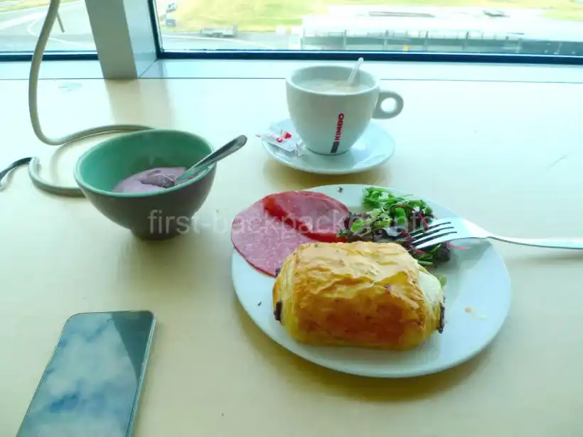 ブリュッセル国際空港Diamond Loungeの軽食例