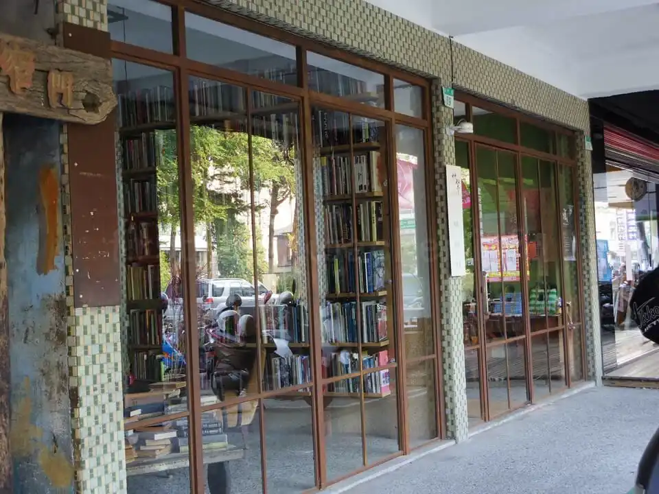 【宿泊レポ】草祭二手書店 Cao Ji Book Inn(台南)キレイ!静か!新幹線駅から無料シャトルのバス停が近く!