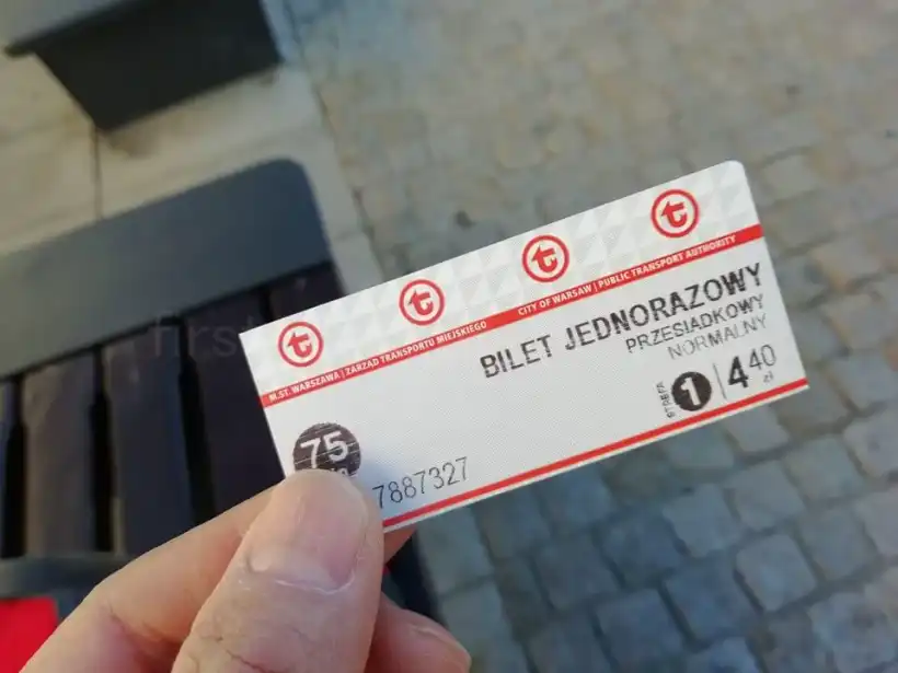 ワルシャワ 空港行きバス チケット料金