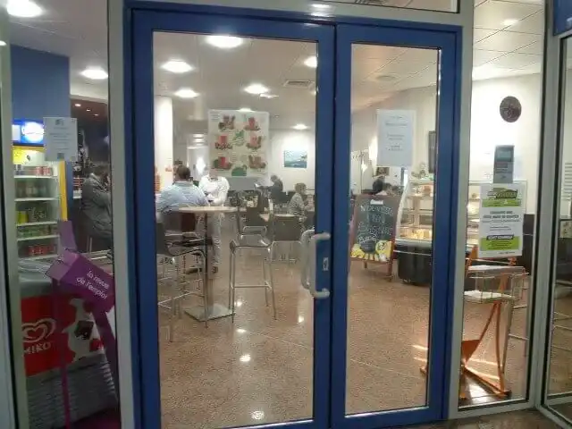 フランスのバスターミナルの喫茶店