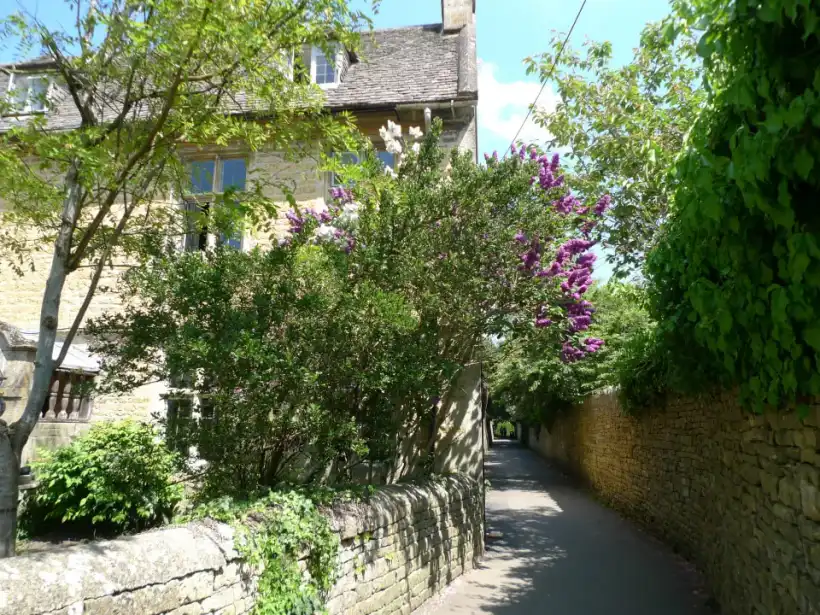 ボートン＝オン＝ザ＝ウォーターの駐車場からの道