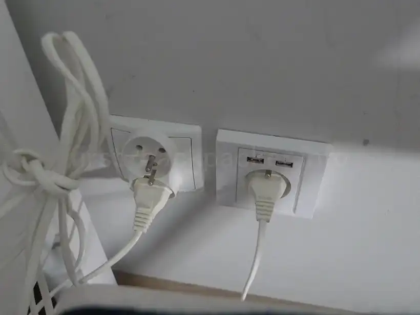 グダニスクHoney Den Hostelのドミトリーのコンセント