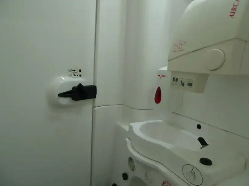 Golden Toursのバス車内のトイレ