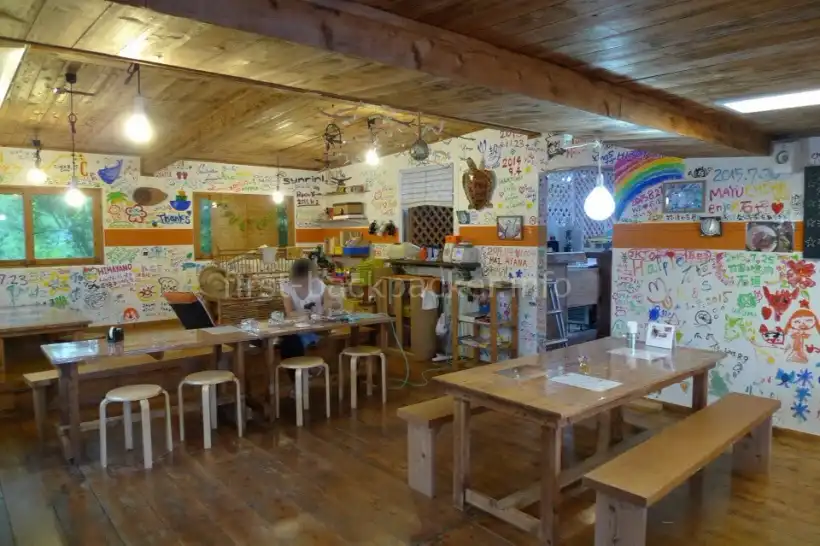 石垣島cafeデコの店内