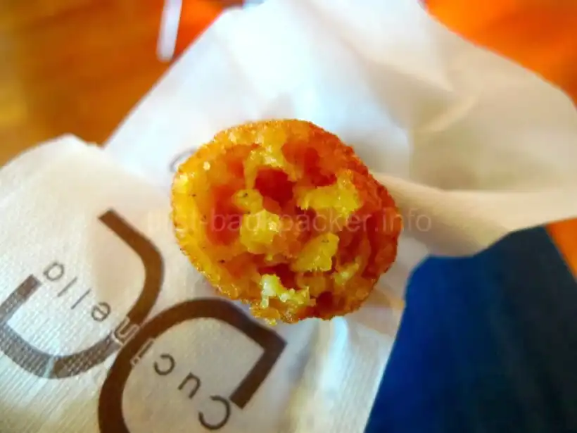 パレルモ ファルコーネ ボルセリーノ空港Gesap VIP Loungeのコロッケの中身