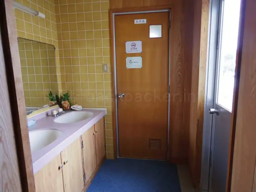 阿嘉島の民宿さくばるの洗面コーナー