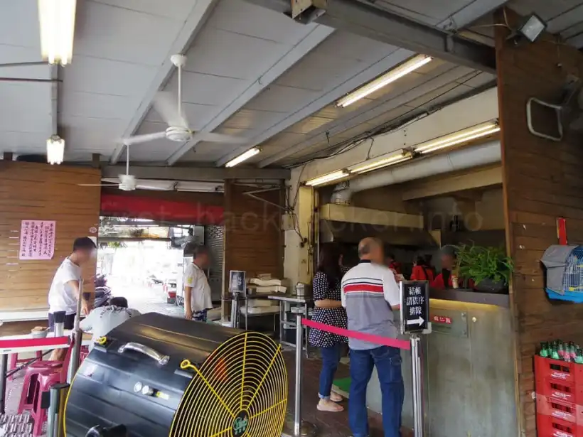 台南 矮仔成蝦仁飯のオーダー場所