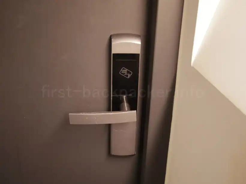 台北のBoutiカプセルインのカード式の部屋のドア