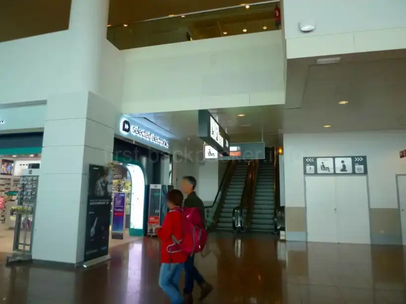 ブリュッセル国際空港Diamond Loungeへのエスカレーター