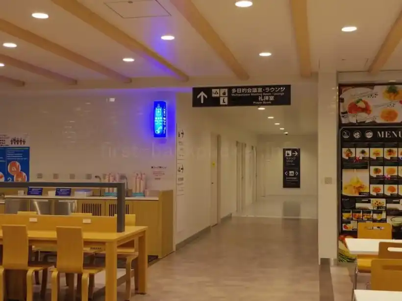 富士山静岡空港のフードコートの奥に、ラウンジあり