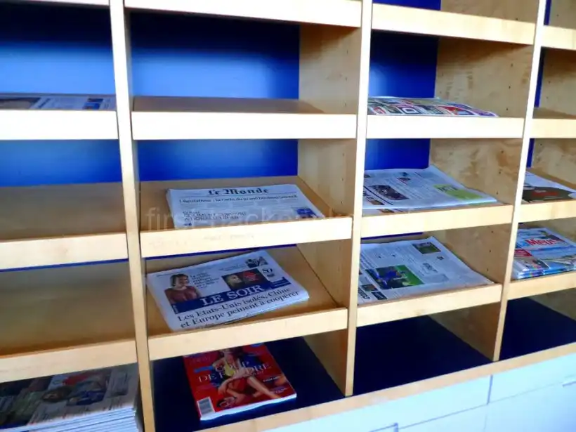 ブリュッセル国際空港Diamond Loungeの新聞コーナー