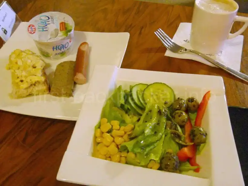ヴロツワフ コペルニクス空港Executive Loungeのサラダなどで朝食