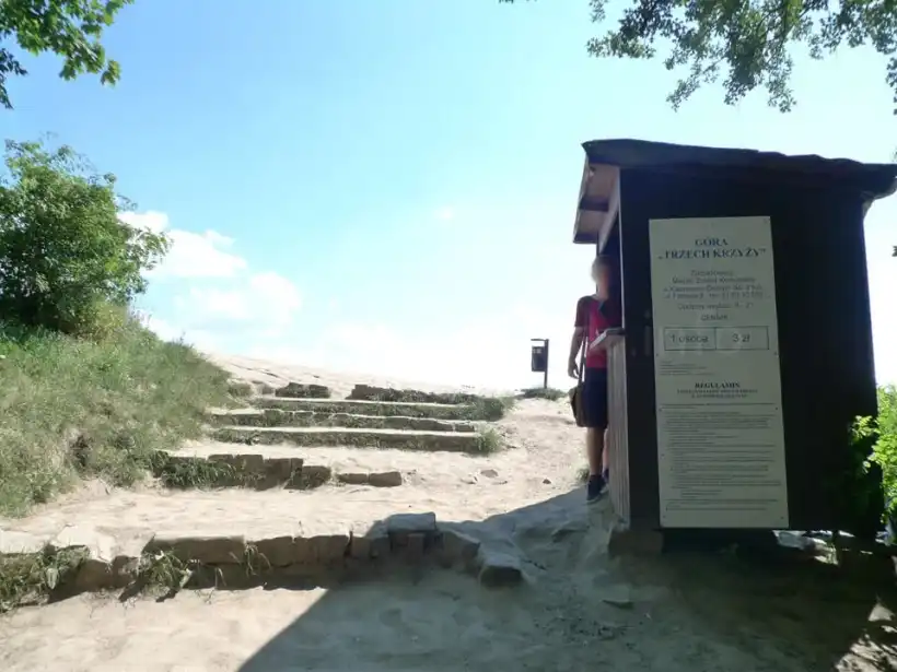 カジミエシュ・ドルニの3つの十字架の丘の受付
