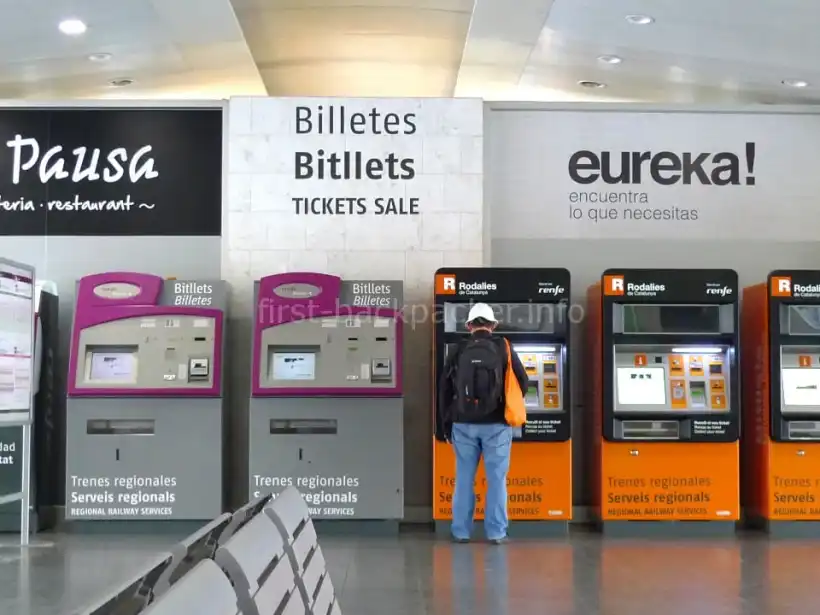 ジローナ駅の券売機