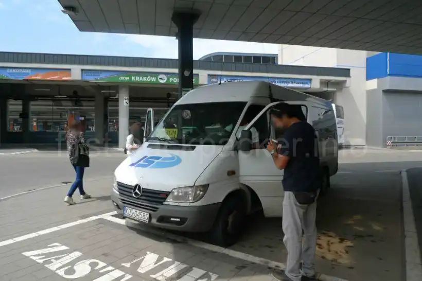 クラクフのバスターミナル、アウシュヴィッツ行きのミニバス