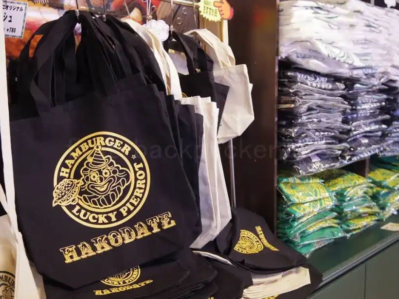 ラッキーピエロ・マリーナ末広店のお土産コーナーのトートバッグ