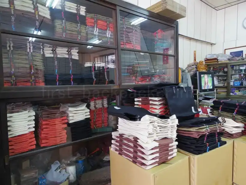 台南・永盛帆布の店内、トートバッグの山