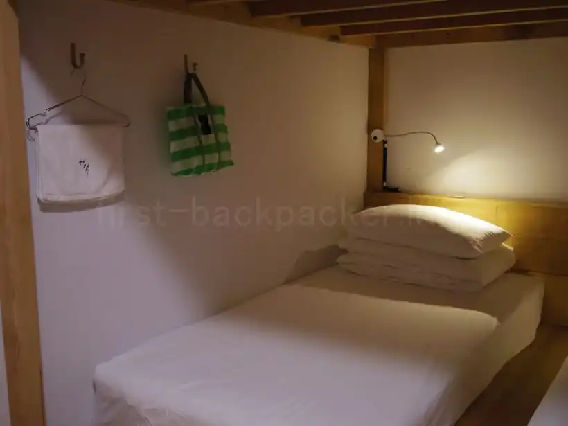 台南・草祭二手書店Cao Ji Book Innの女子ドミトリー6人部屋のベッド