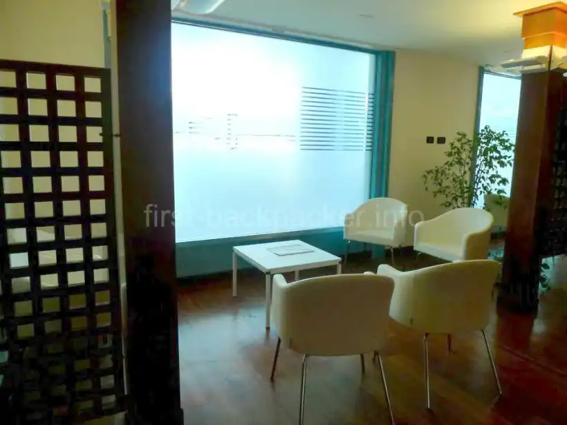 パレルモ ファルコーネ ボルセリーノ空港Gesap VIP Loungeの窓際の椅子