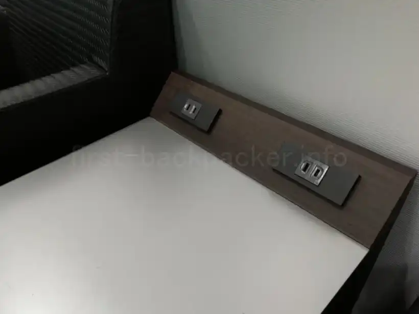 那覇空港のラウンジ華・ソファ席の電源