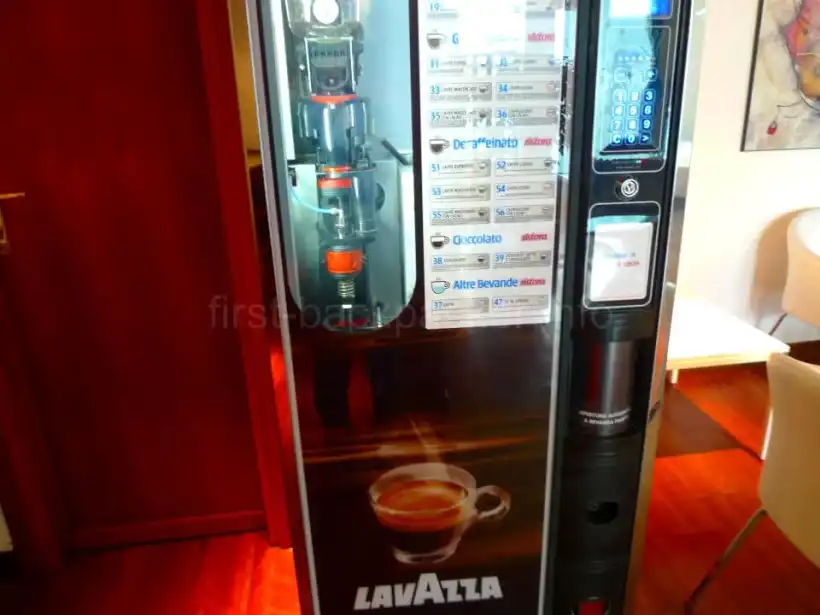 パレルモ ファルコーネ ボルセリーノ空港Gesap VIP Loungeのコーヒーマシン