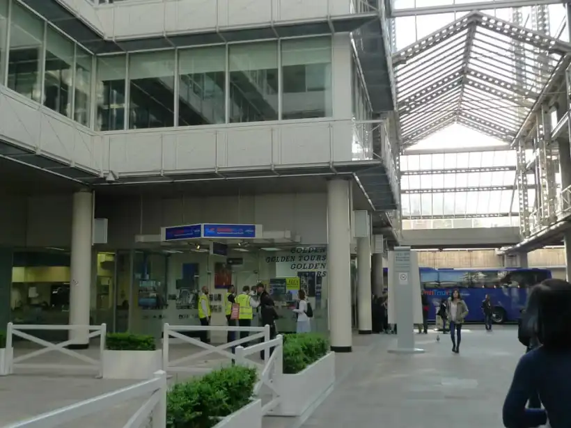 ヴィクトリア駅のGolden Toursのオフィス