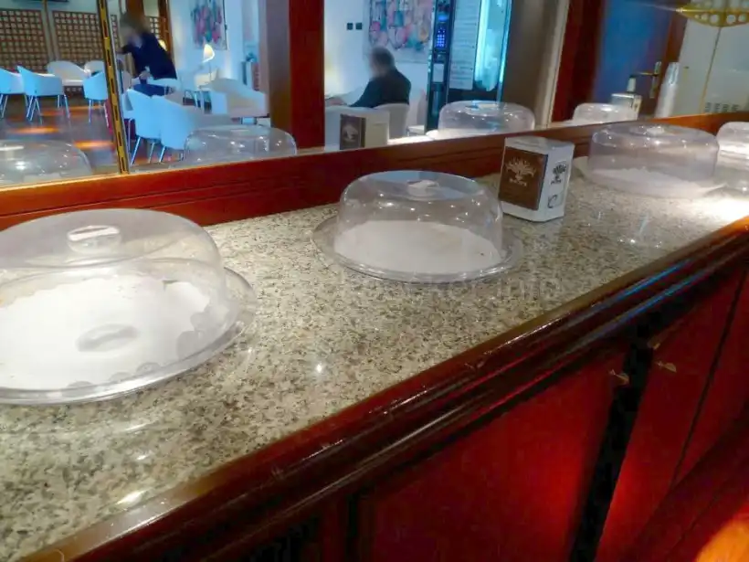 パレルモ ファルコーネ ボルセリーノ空港Gesap VIP Loungeのお食事（すべて空）